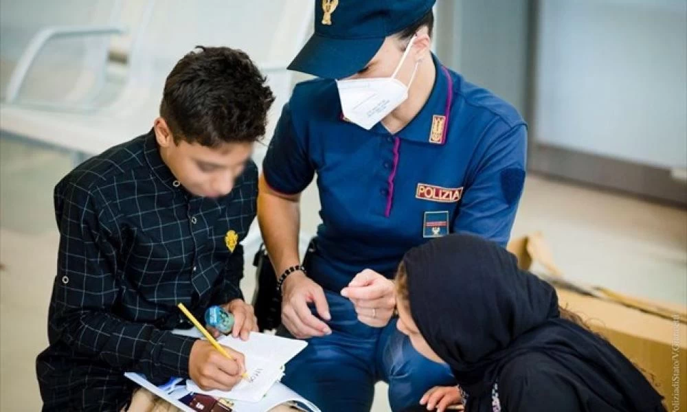 Ρώμη: Αστυνομικοί παίζουν στο αεροδρόμιο με παιδιά από το Αφγανιστάν